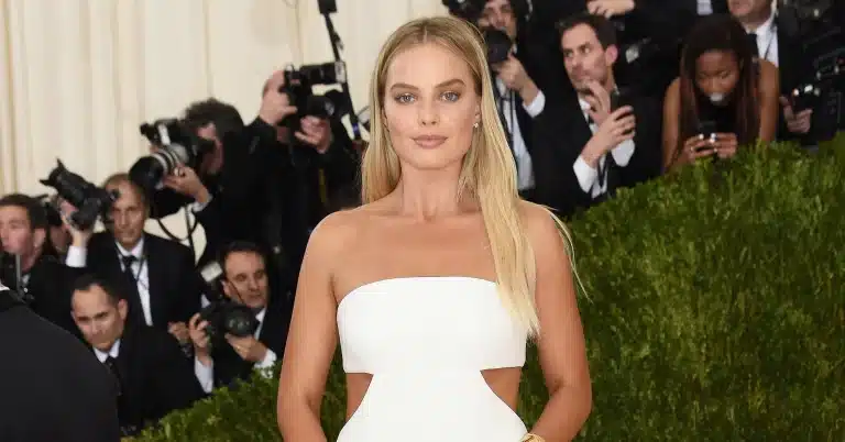 El vestido Chanel de Margot Robbie que ha necesitado 761 horas de bordado