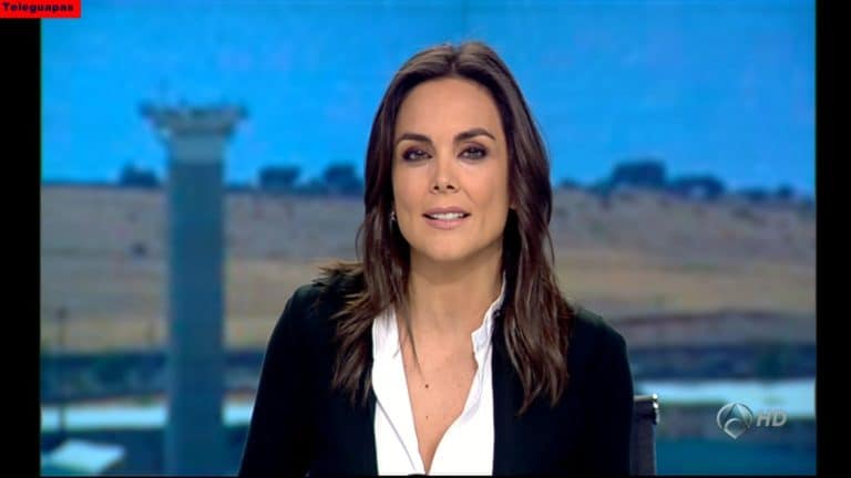 ¿Qué oculta Mónica Carrillo? Desvelamos el misterio de su belleza y carisma en las noticias