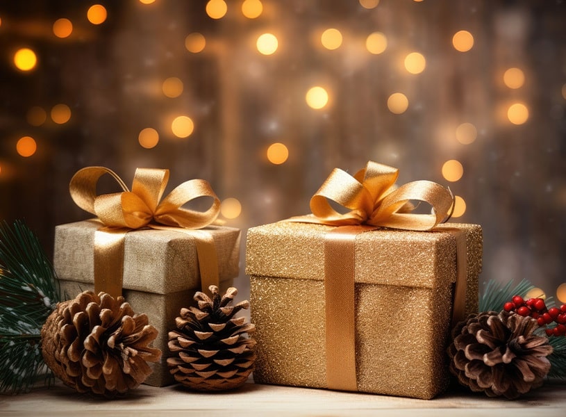 Regalos de Navidad sobre un fondo de piñas y serbas