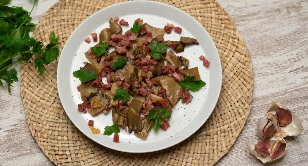 Receta de setas al ajillo con jamón, un plato perfecto para las cenas familiares