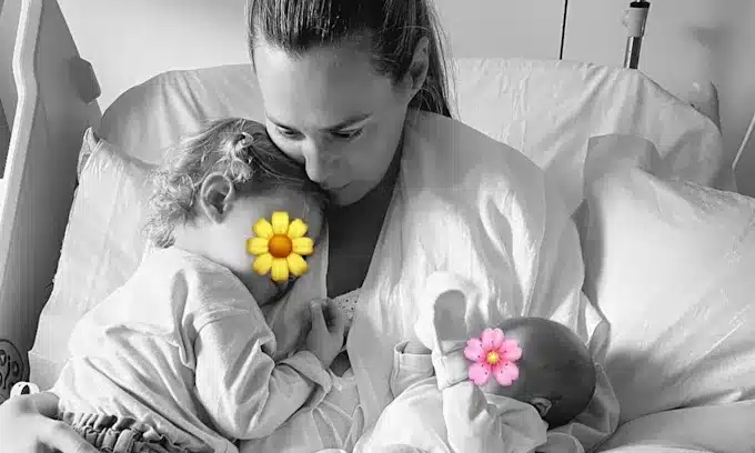 Claudia Osborne comparte su primera imagen con sus dos hijas. ¡Todo ternura!: «Que viajazo esto de la maternidad»