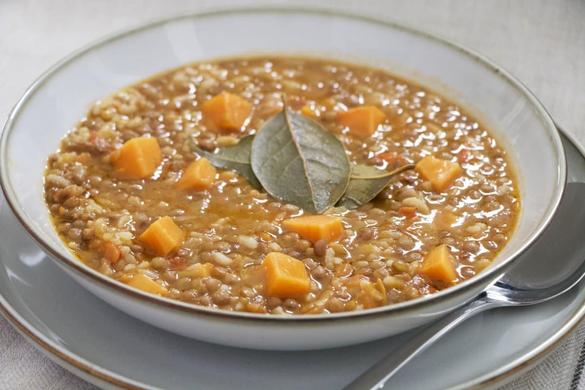 Lentejas con arroz, un superalimento natural fácil y rápido de hacer