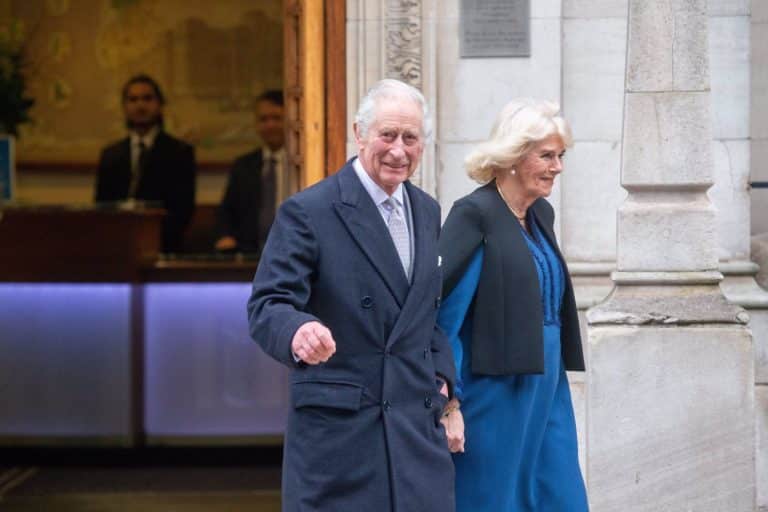 El rey de Inglaterra recibe el alta tras su intervención tan solo unas horas después que la princesa de Gales