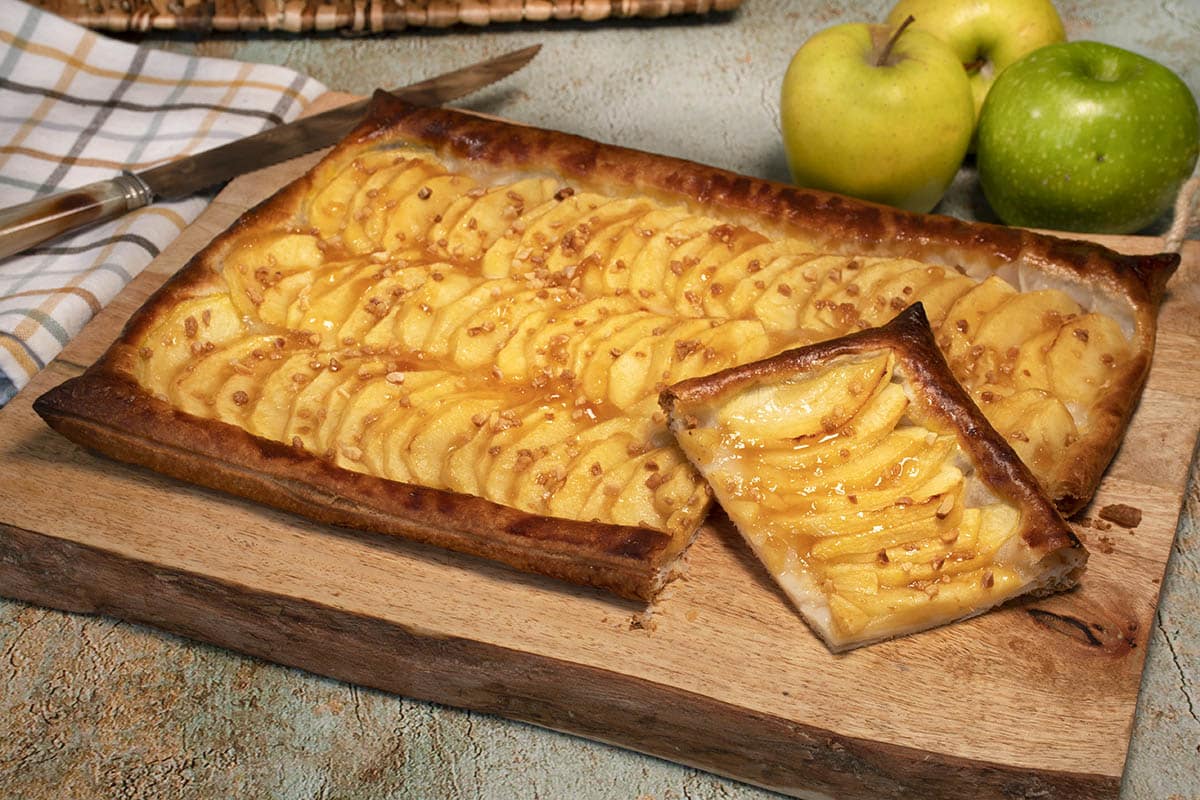 Receta de tarta de manzana, con hojaldre y rellena de crema