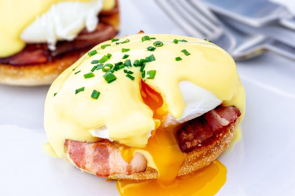 Delicias matutinas: Así se preparan unos huevos Benedictinos caseros