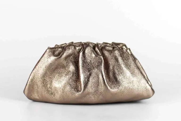 Cómo es el bolso de piel low cost inspirado en el mini pouch de Bottega Veneta que todas las estilistas quieren