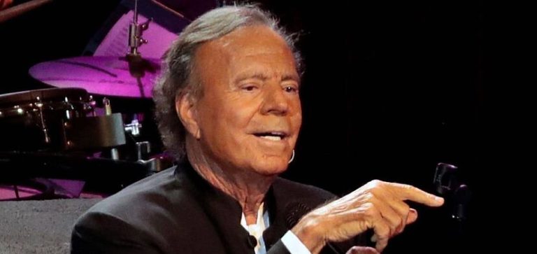 Las maletas de Julio Iglesias, interceptadas en el aeropuerto por lo que llevaba dentro