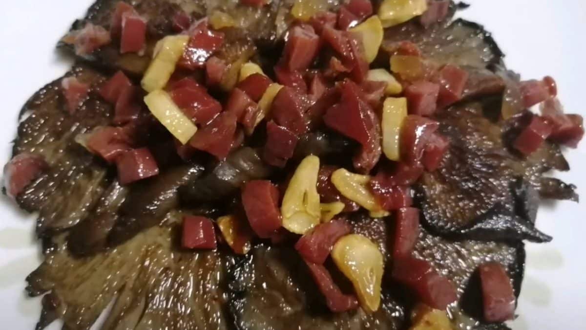 Receta de setas al ajillo con jamón, un plato perfecto para las cenas familiares