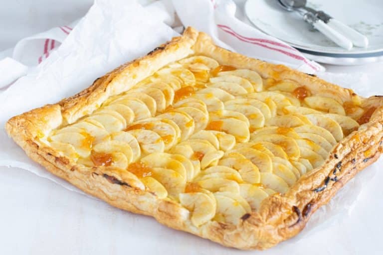 Receta de tarta de manzana, con hojaldre y rellena de crema