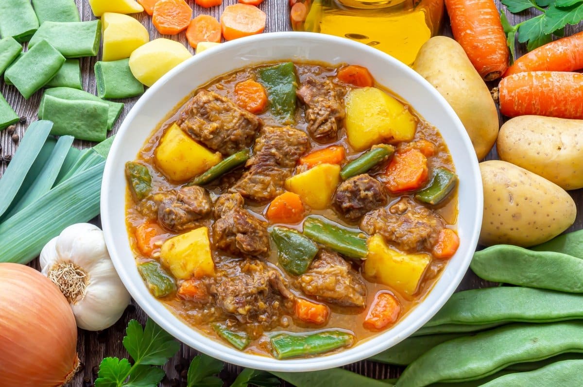 Receta de estofado de ternera con guisantes y zanahorias: tradición, sabor y creatividad