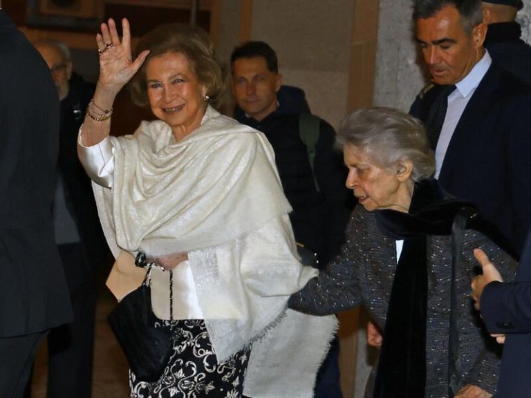 La Reina Sofía se va de concierto con su hermana Irene de Grecia, y firma su look más elegante de los últimos tiempos