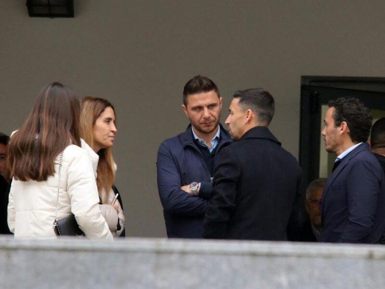 Joaquín Sánchez se consuela en sus seres queridos en el último adiós a su padre