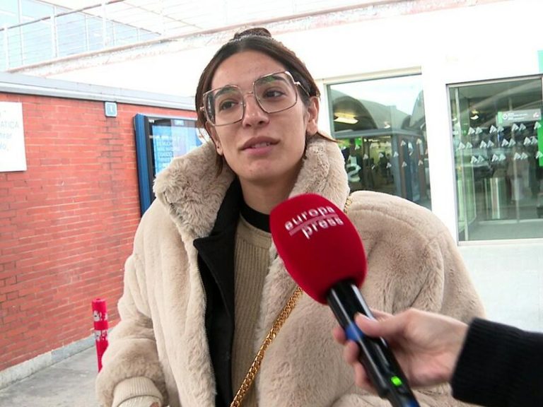 Alma Cortés Bollo llega a Madrid y guarda silencio sobre su embarazo