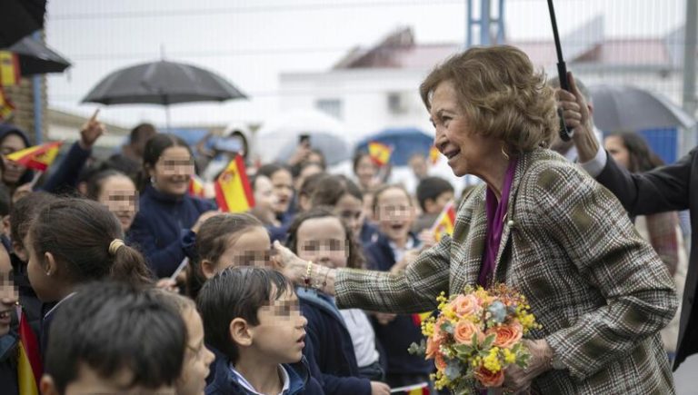 La Reina Sofía, radiante, se da un baño de masas en su visita a Huelva y derrocha ternura con unos niños