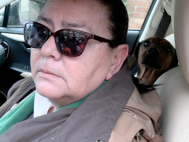 María del Monte, inseparable del perro que le regaló Antonio Tejado tras el asalto a su casa