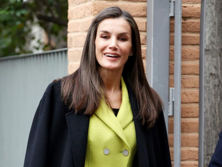 La Reina Letizia rescata la llamativa blazer que estrenó en su viaje a Dinamarca el pasado noviembre