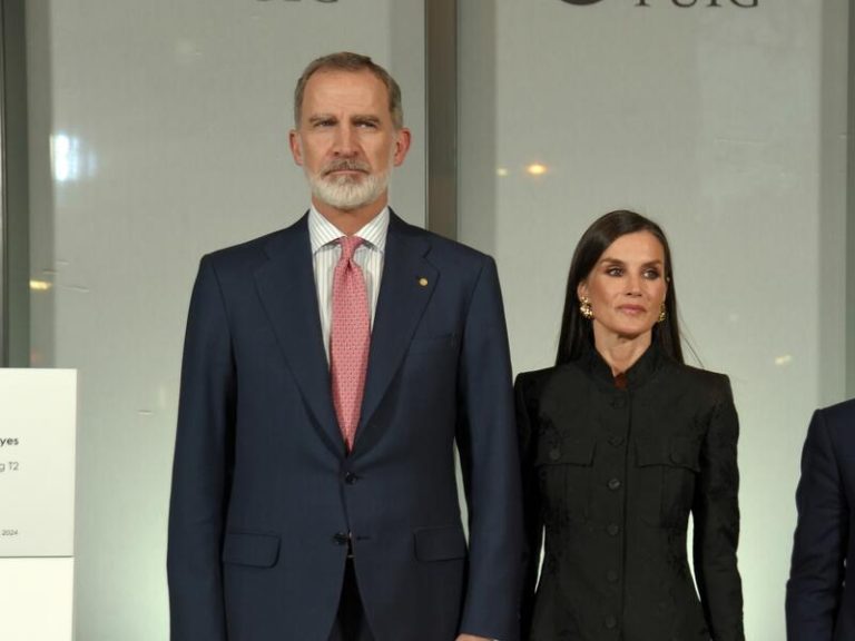 Doña Letizia estrena un dos piezas estilo militar