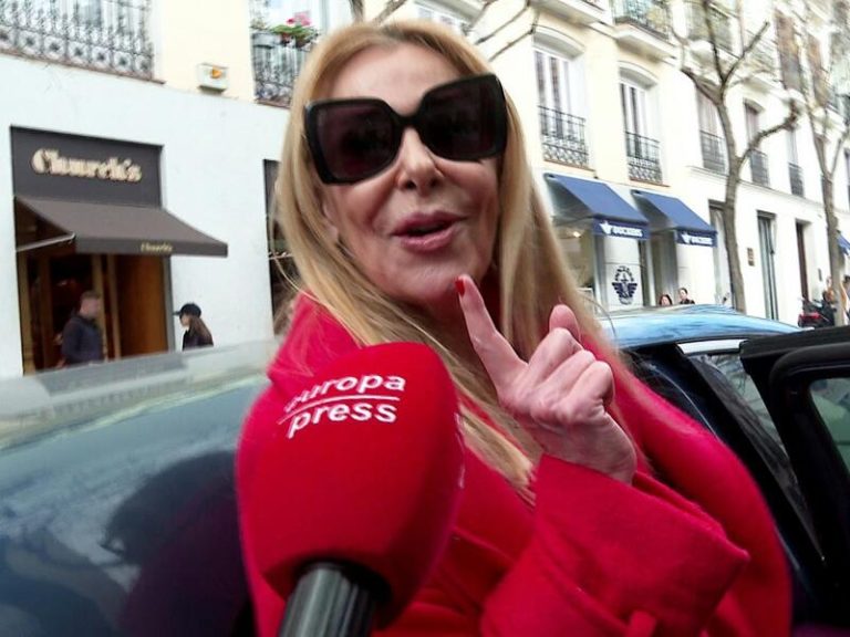 Ana Obregón disfruta de una comida con su amigo Ra por el centro de Madrid
