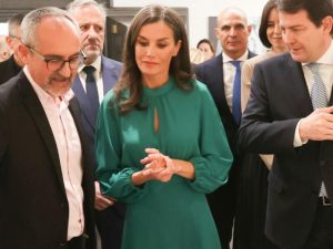 La Reina Letizia vuelve a lucir el vestido 'low cost' verde esmeralda con el que eclipsó a Mary de Dinamarca