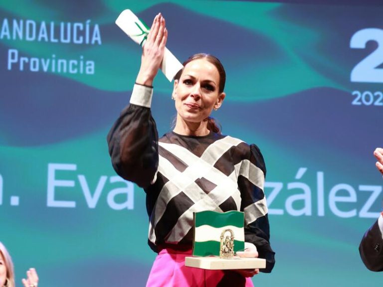 Eva González, muy emocionada al recibir el premio ‘Bandera de Andalucía’