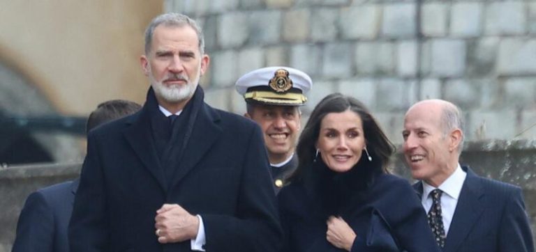 La Reina Letizia se muestra especialmente sonriente y con un look sublime en el homenaje a Constantino de Grecia en Londres