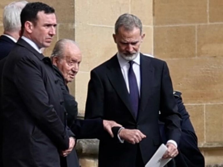 El Rey Felipe, especialmente pendiente de su padre en el homenaje a Constantino de Grecia