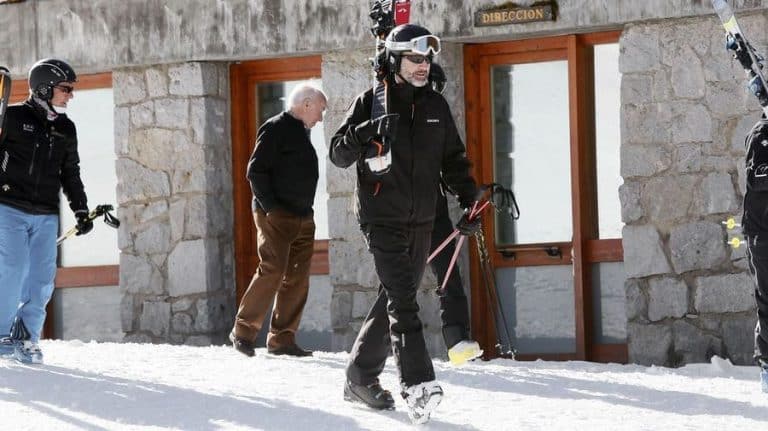 El motivo por el que Felipe VI se va a esquiar con sus amigos y sin Letizia