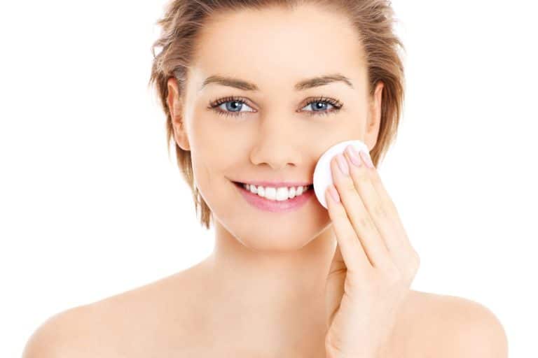 Descubre los esenciales de belleza a los 50: Renueva tu rutina y resalta tu mejor versión