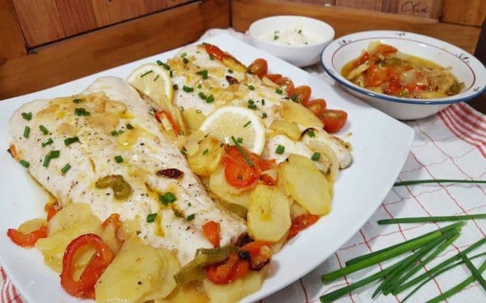 Merluza al horno con patatas y pimientos