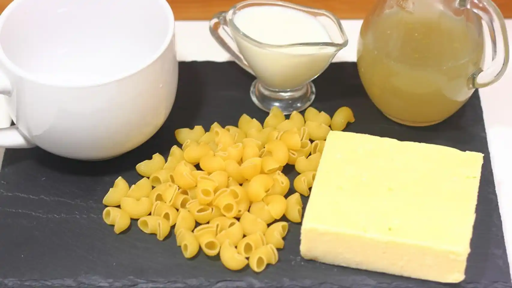 Receta de macarrones con queso en taza al microondas, fácil y lista en menos de 10 minutos