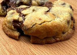 Receta clásica de cookies con pepitas de chocolate, un placer para el paladar