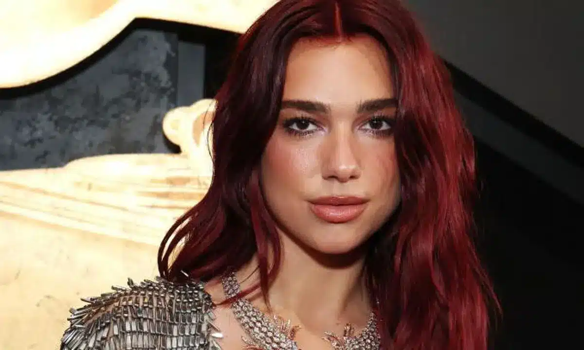 Secretos y consideraciones para un rojo deslumbrante al estilo Dua Lipa