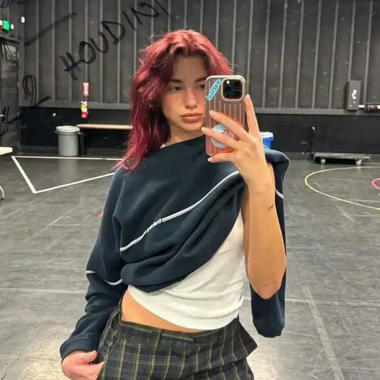 Dua Lipa adelanta su 31 cumpleaños con una jornada de yate en Formentera junto a sus hermanos Rina y Gjin