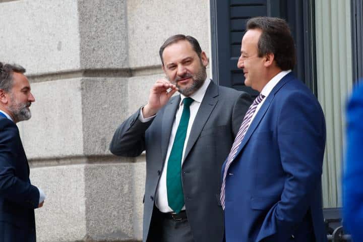 Ábalos, el político rebelde, hijo de torero y de pasado comunista