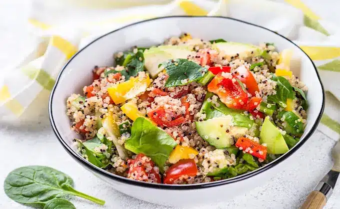 Ensalada de quinoa y verduras: un placer saludable en cada bocado