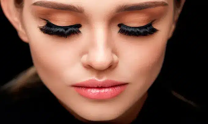 Secretos para unas pestañas deslumbrantes: cuidado, alargamiento y maquillaje