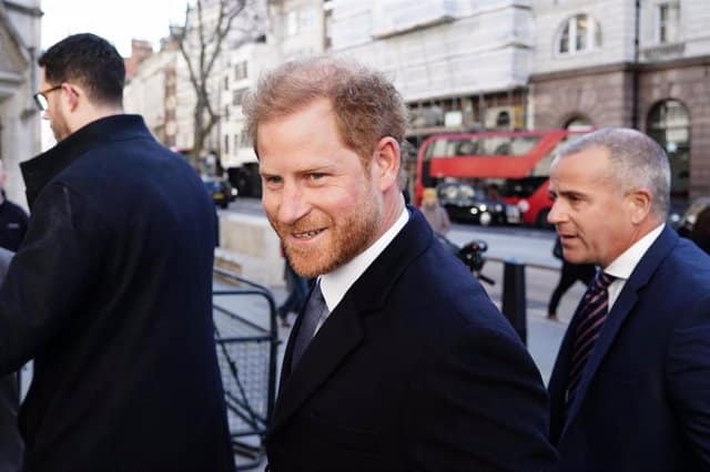 El príncipe Harry viaja a Londres sin Meghan Markle para ver a su padre tras ser diagnosticado de cáncer