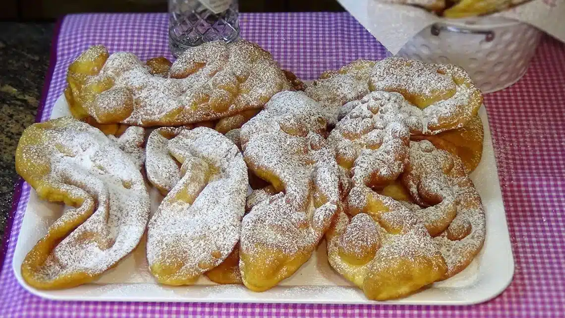 Orejas u hojuelas de Carnaval, un postre delicioso y tradicional en estas fechas