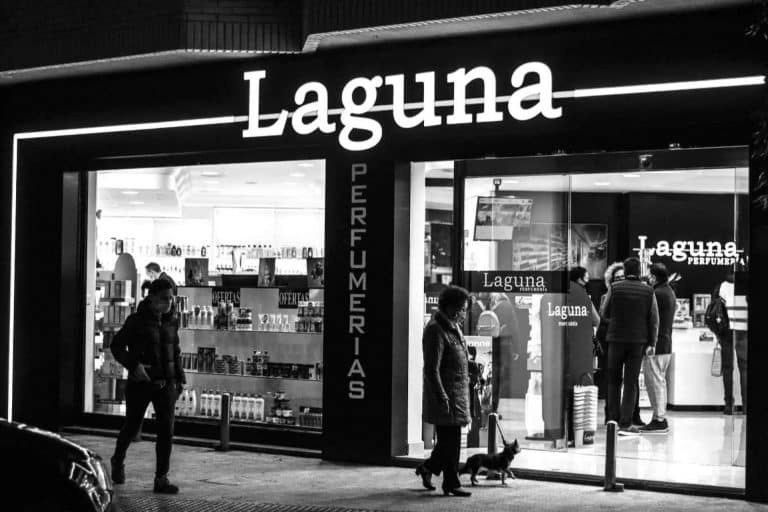 Comprar perfumes de mujer únicos y exquisitos gracias a la oportunidad de hacerlo que ofrece Perfumerías Laguna