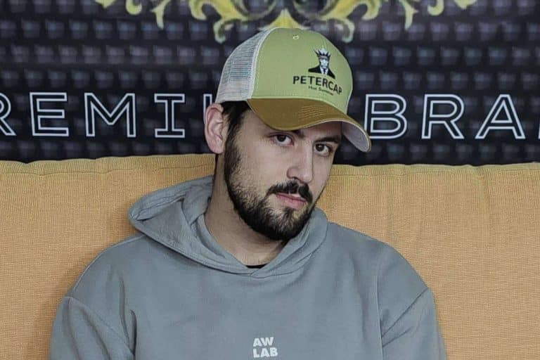 Una empresa de venta de gorras exclusivas es Petercap