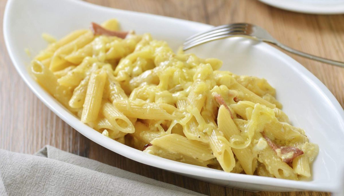 Receta de macarrones con queso en taza al microondas, fácil y lista en menos de 10 minutos