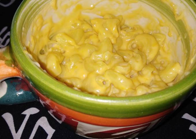Receta de macarrones con queso en taza al microondas, fácil y lista en menos de 10 minutos