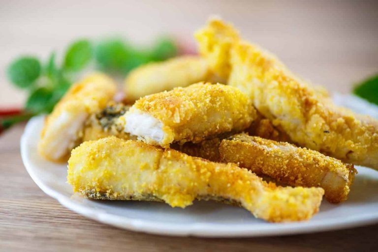 Palitos de merluza caseros con mahonesa y aguacate, un delicia casera para compartir