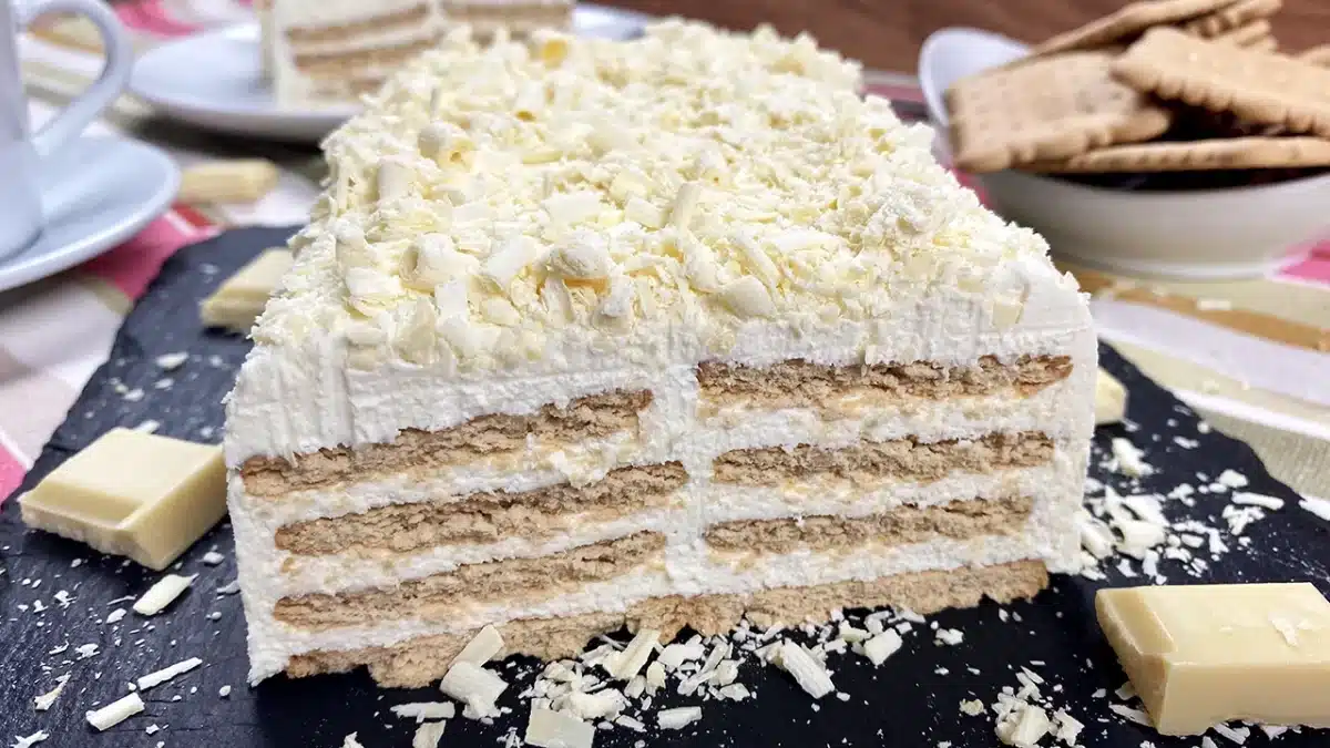 Tarta de galletas y chocolate blanco, un manjar para toda la familia