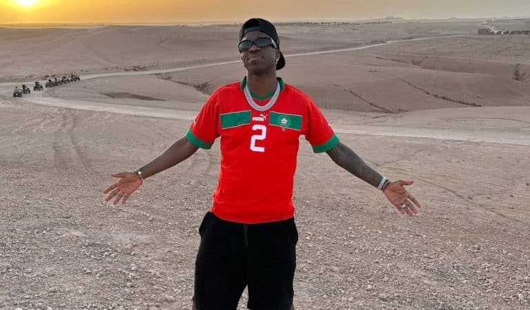 Vinicius, pillado en el desierto con una polémica camiseta de Marruecos