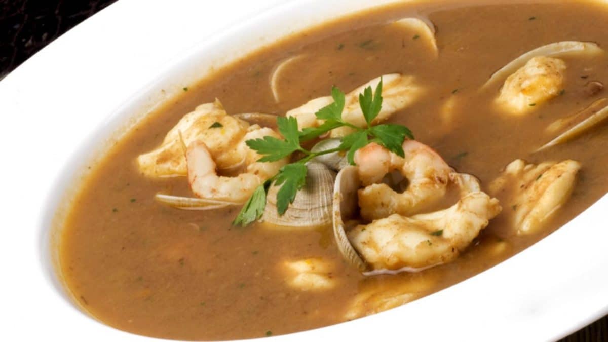 Sopa de rape con almejas, una delicia con sabor a mar