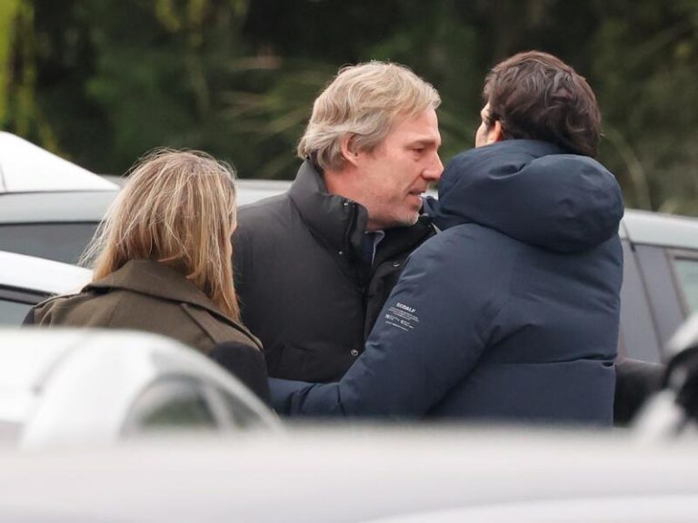 Beltrán Gómez-Acebo se rompe al llegar al tanatorio de su hermano Fernando