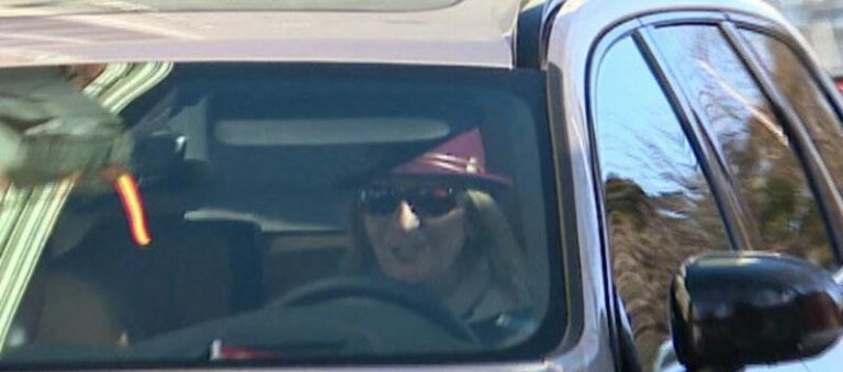La infanta Elena sonriente tras la sonada ausencia de su padre en el funeral de Fernando Gómez-Acebo