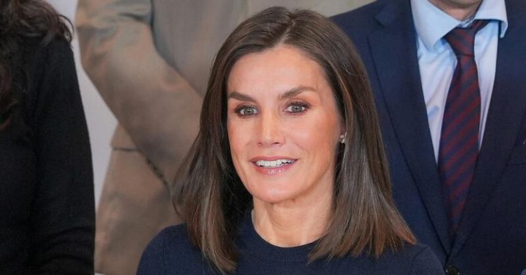 La Reina Letizia enamora reciclando su vestido de punto y flores en su visita a Sevilla