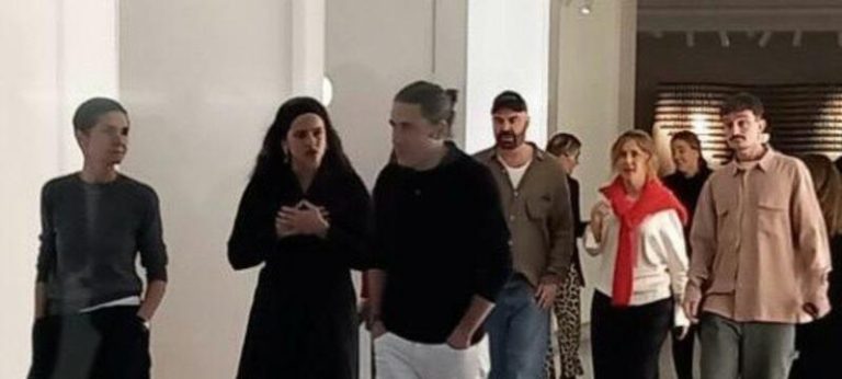 Rosalía sorprende al visitar la sede de Inditex en A Coruña junto a Marta Ortega y su marido, Carlos Torretta